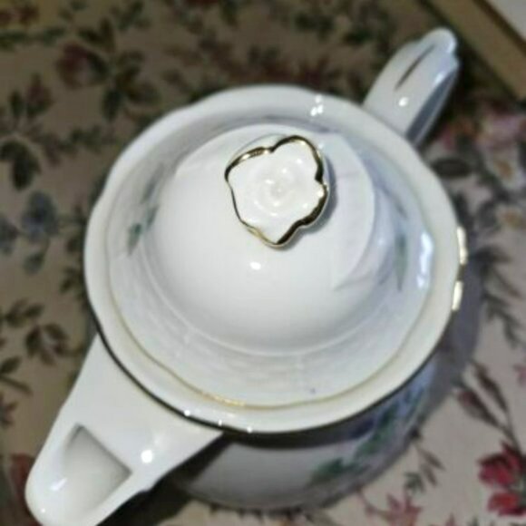 Thun Carlsbad Morning Glory Pattern fine porcelain teapot in the potbelly style - Picture 5 of 15